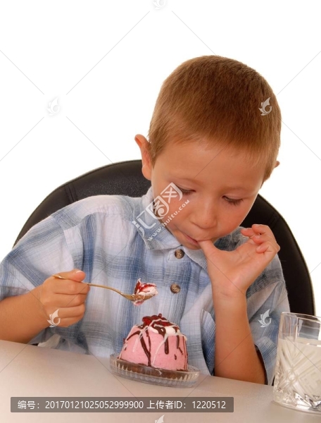 男孩吃