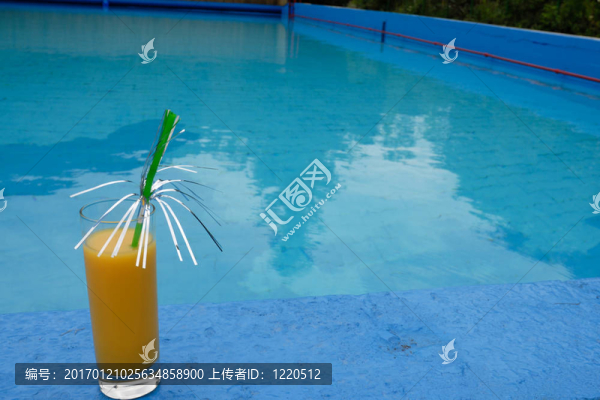 在游泳池里的雞尾酒