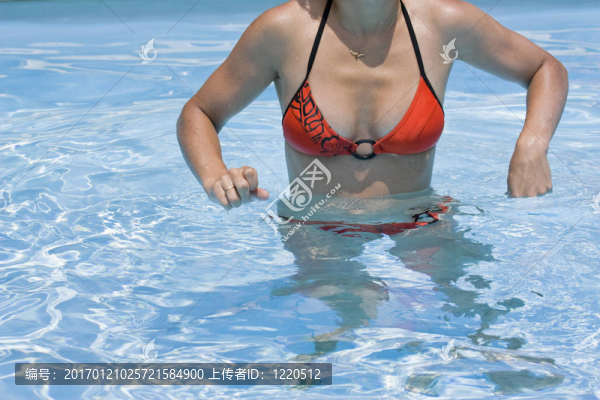 游泳池里的女人。