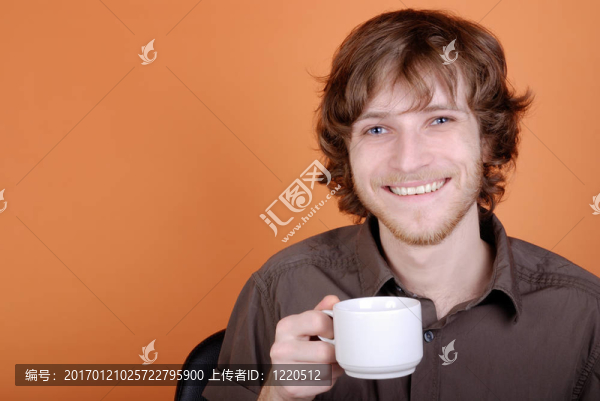 那個手里拿著杯子的男人