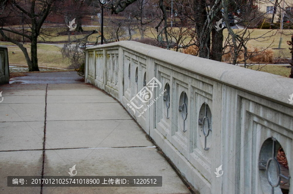 灰色的石頭橋