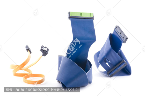 白色背景上的計算機電纜