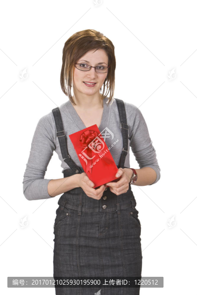 女人帶著紅色的禮物