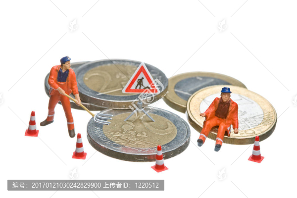 在一堆歐元硬幣上工作的微型人物。