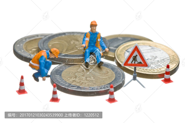 在一堆歐元硬幣上工作的微型人物。