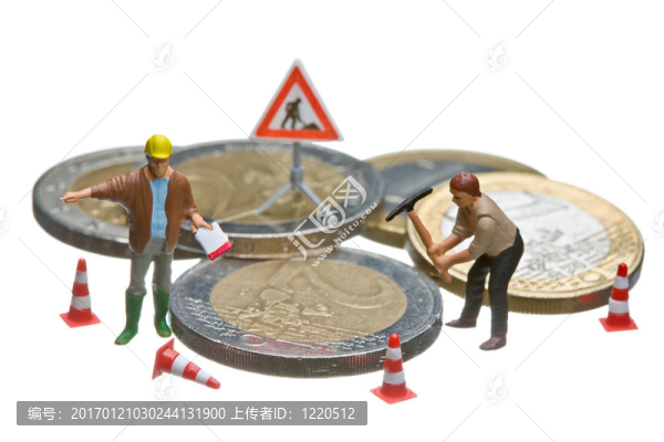 在一堆歐元硬幣上工作的微型人物。