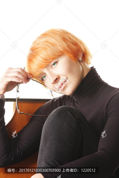 坐在椅子上的女人