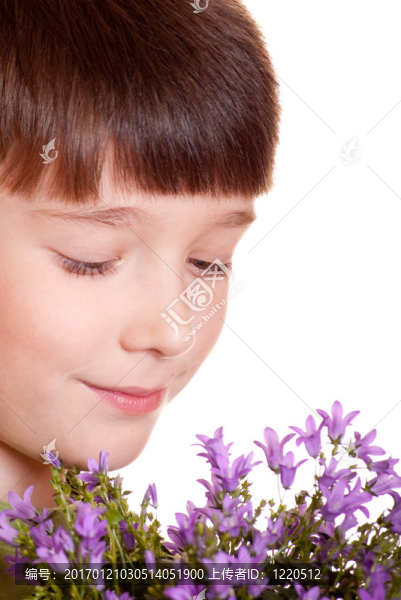 帶春天花的男孩