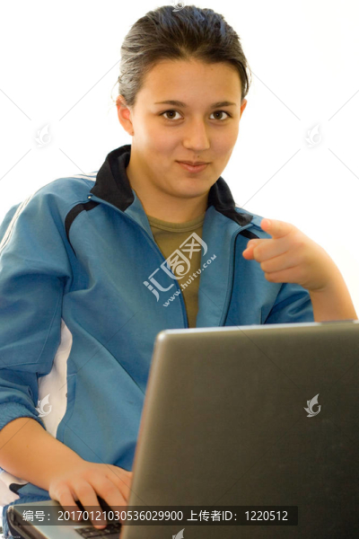 帶筆記本電腦的年輕女孩