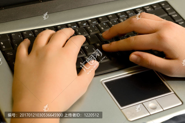在筆記本電腦上工作的女孩