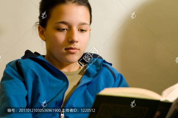 女孩讀一本書