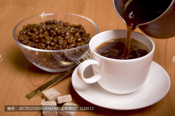 一杯咖啡；糖和豆子
