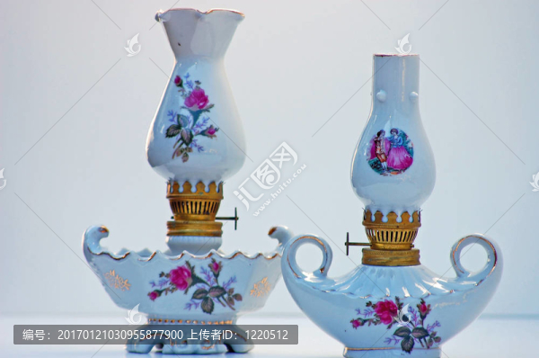 兩件古董白色的花燈籠