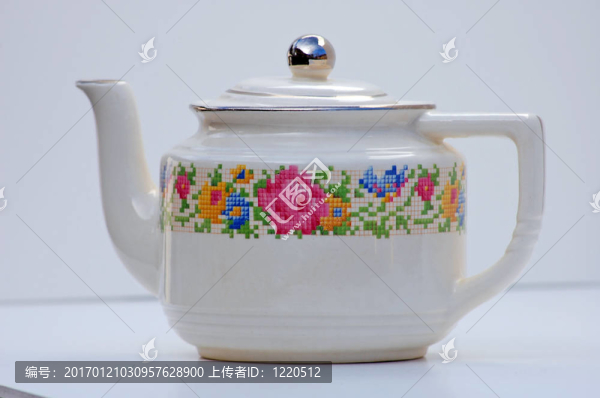 這個白色的花卉圖案的茶壺已經(jīng)在我家?guī)状?，是一個古董。這是一個獨特的項目，設(shè)置為白色背景下的特寫。