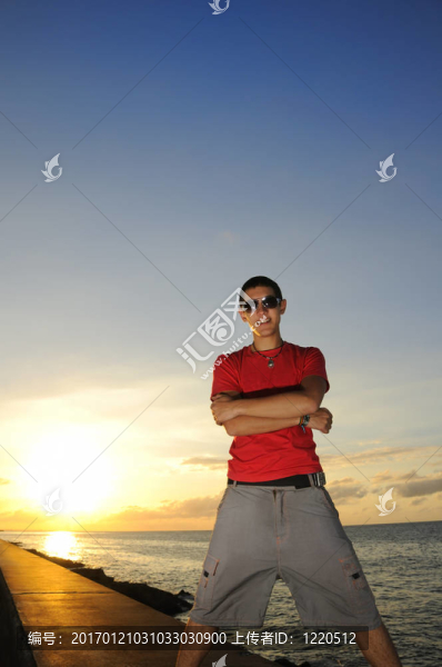 站在夕陽下的人