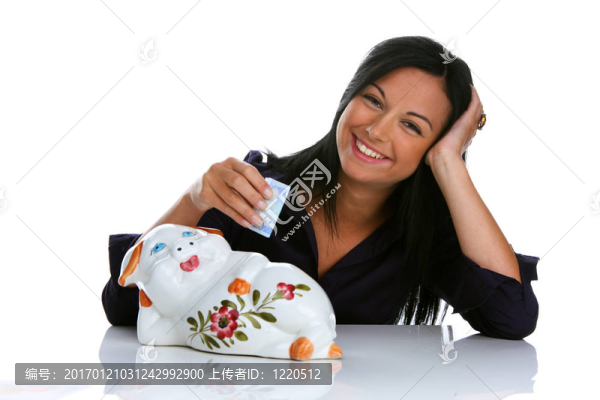 帶儲蓄罐和歐元鈔票的年輕女人