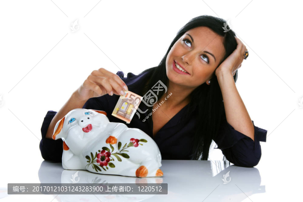 帶儲(chǔ)蓄罐和歐元鈔票的年輕女人