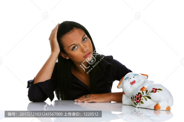 帶儲(chǔ)蓄罐和歐元鈔票的年輕女人