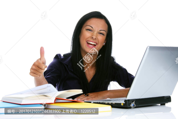 成功微笑的年輕女性與筆記本電腦