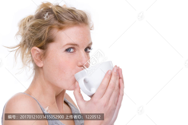 帶著杯子的女人