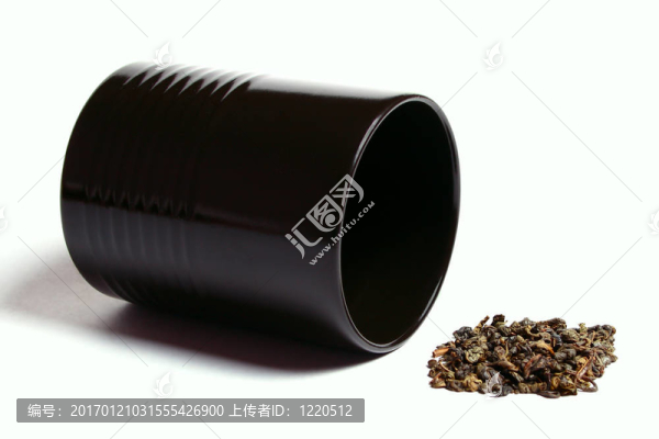 黑杯和綠茶葉