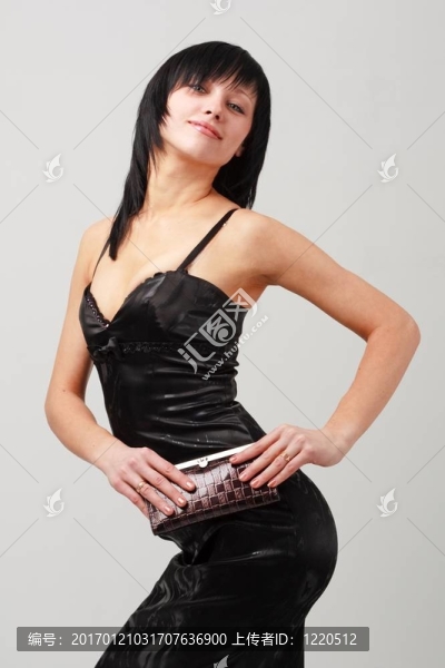 穿黑衣服的女人