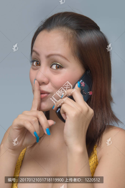 安靜的女孩用手機