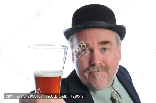 男子與啤酒在手