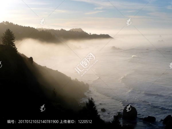 霧蒙蒙的早晨的海岸線
