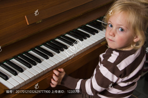 孩子在鋼琴上演奏