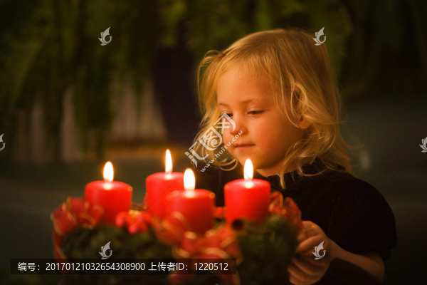 圣誕節(jié)有圣誕花環(huán)的孩子