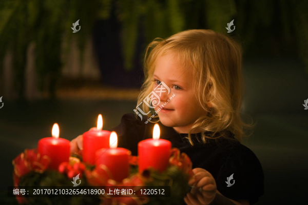 圣誕節(jié)有圣誕花環(huán)的孩子