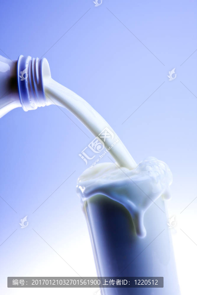 在透明玻璃中注入鮮奶油