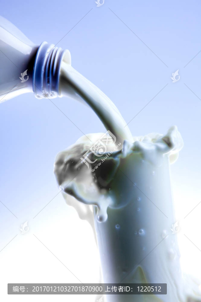 在透明玻璃中注入鮮奶油