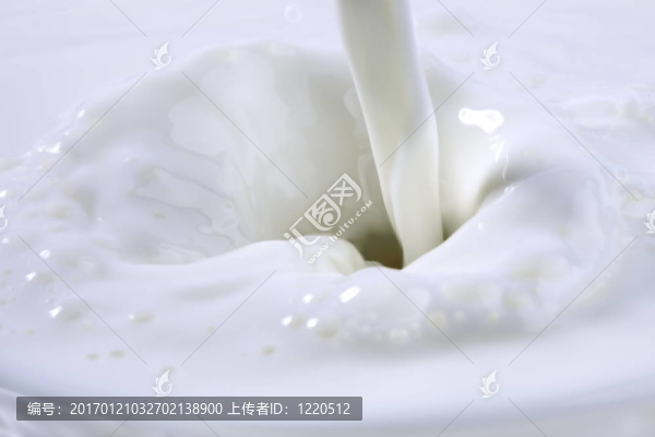 在透明玻璃中注入鮮奶油