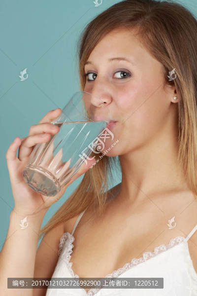 女子的飲用水