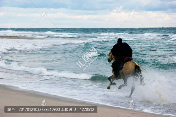 風(fēng)暴海洋背景的騎馬者