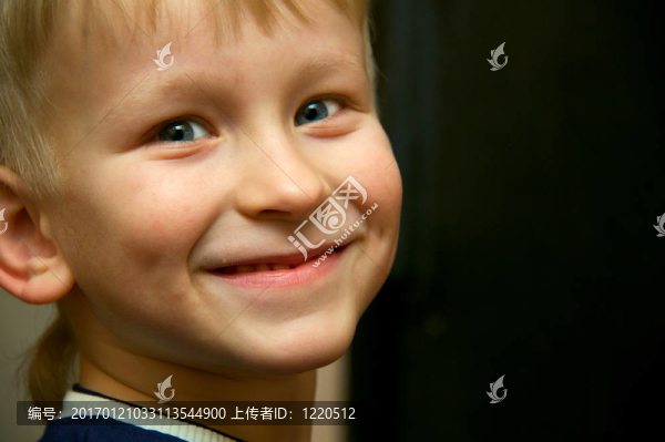 小男孩的微笑