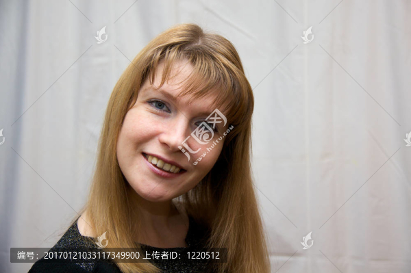 年輕的微笑的女士
