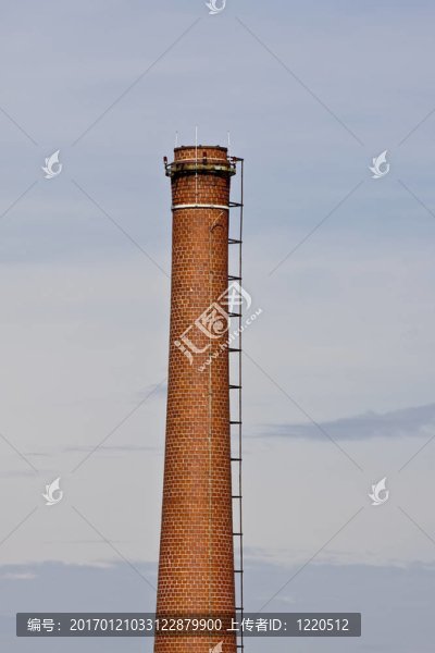 磚煙囪向天空