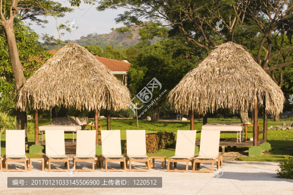 椅子和兩個稻草小屋