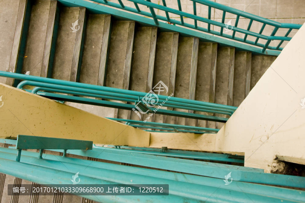 綠色樓梯向下