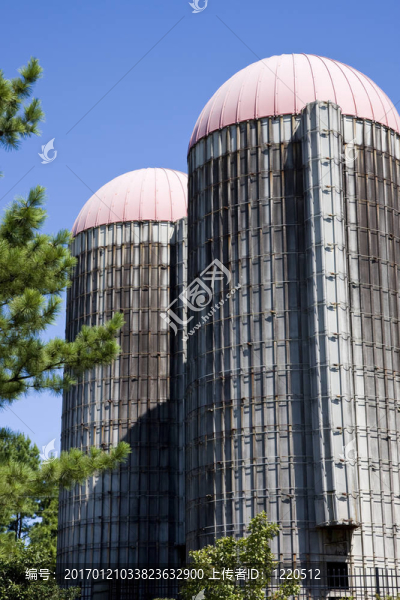 藍(lán)天下的兩個(gè)孤島