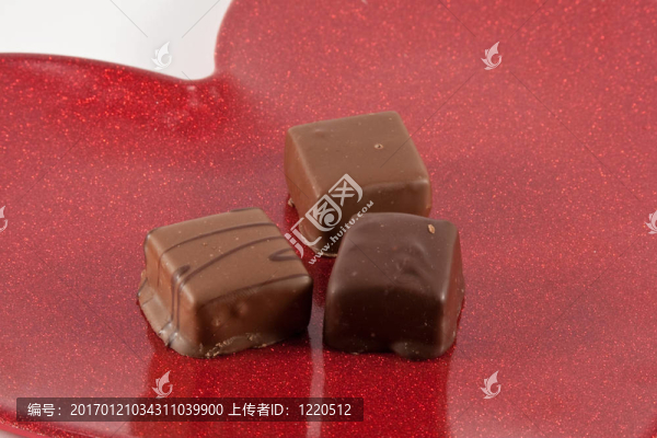 三個(gè)小巧克力-匯圖網(wǎng) www.fosd68.com 三個(gè)小巧克力