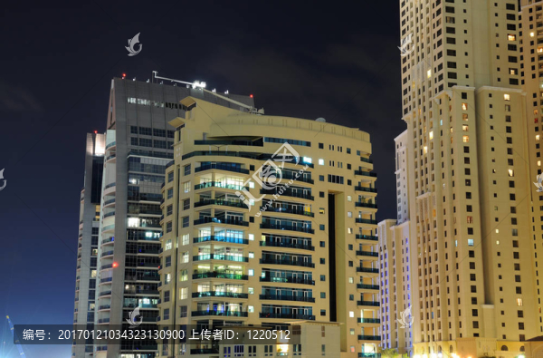 迪拜碼頭夜間建筑；阿拉伯聯(lián)合酋長國