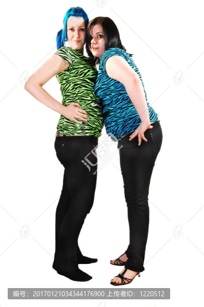 兩個(gè)女孩站著。