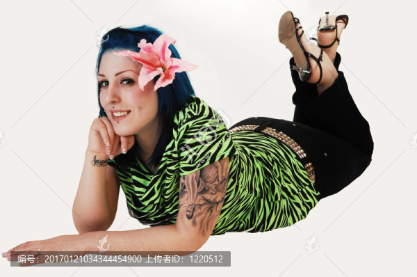 躺在肚子上的女孩。