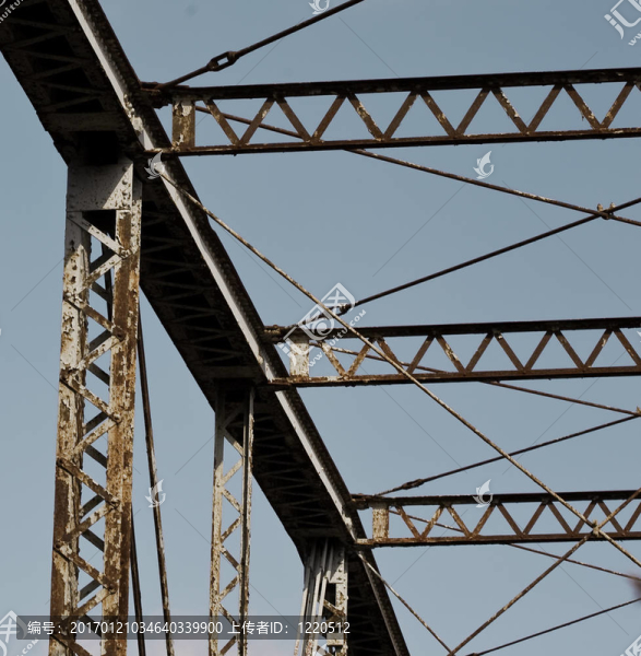 這座古老的橋是藍(lán)色的天空