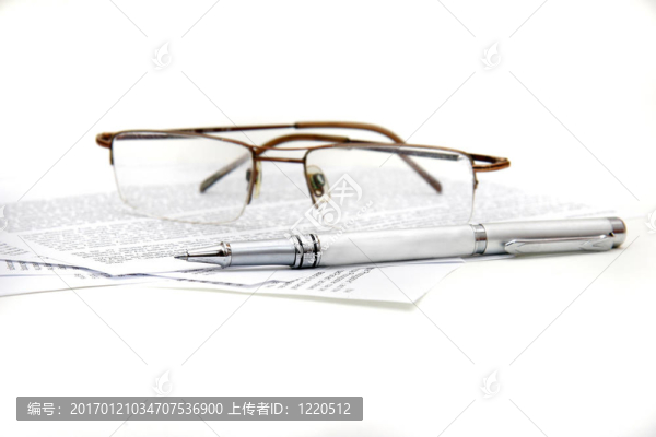 眼鏡；筆和白色的文件