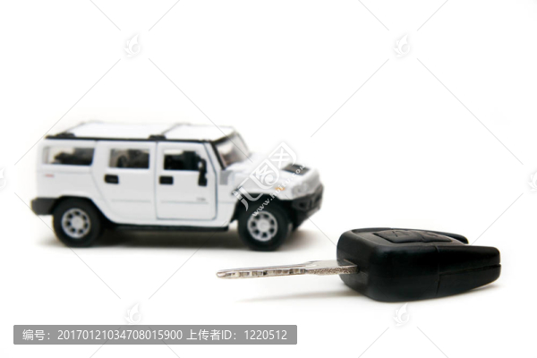 汽車和汽車關(guān)鍵在白色；重點(diǎn)